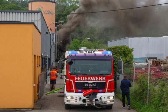 Brand bei einem Abfallverwertungsunternehmen in Wels-Pernau sorgt fr Einsatz der Feuerwehr