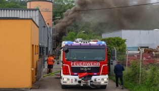 Brand bei einem Abfallverwertungsunternehmen in Wels-Pernau sorgt fr Einsatz der Feuerwehr