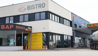 Auto beim Einparken in Meggenhofen frontal in Bistrobereich einer Tankstellen gekracht