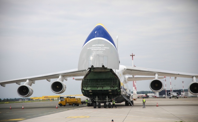 Militrische Fracht: Transportriese Antonow An-124 am Flughafen in Hrsching gelandet
