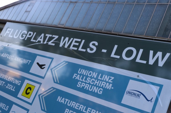 Schwer verletzt: Fallschirmspringer bei Landung am Flugplatz in Wels-Neustadt abgestrzt
