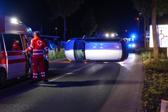 Fahrmanver misslungen: Auto nach Ausfahrt aus Kreisverkehr in Wels-Lichtenegg umgestrzt