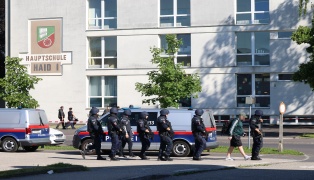 Bedrohungslage: Schulzentrum in Ansfelden evakuiert und von Groaufgebot der Polizei durchsucht