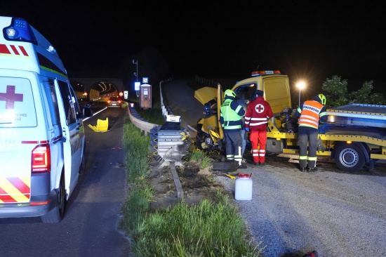 Autotransporter auf Pyhrnautobahn bei Wartberg an der Krems frontal gegen Anpralldmpfer geprallt