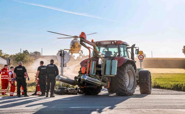 berholmanver missglckt: Motorradlenker bei Crash mit Traktor in Burgkirchen schwer verletzt