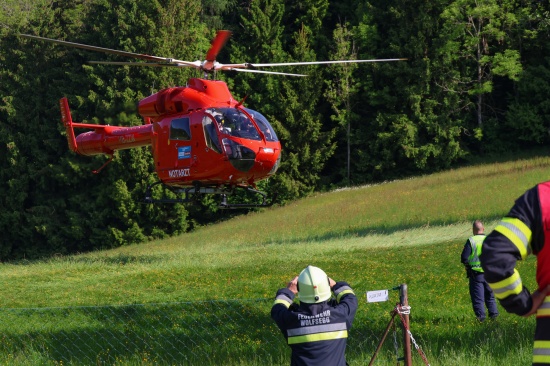 Personenrettung: Arbeiter in Wolfsegg am Hausruck zwischen Gerst und Gebude abgestrzt