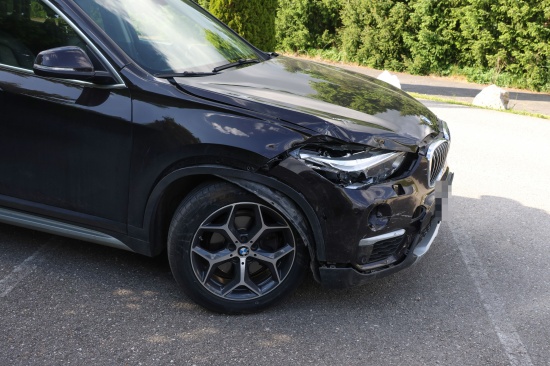 Kreuzungscrash zwischen zwei Autos in Steinerkirchen an der Traun fordert eine verletzte Person