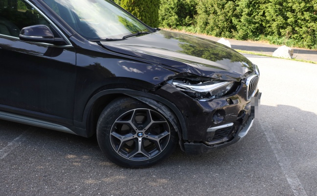 Kreuzungscrash zwischen zwei Autos in Steinerkirchen an der Traun fordert eine verletzte Person