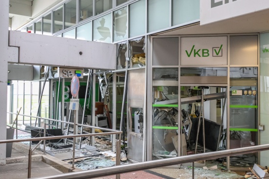 Enormer Schaden: Bankomatsprengung bei Einkaufszentrum in Gmunden