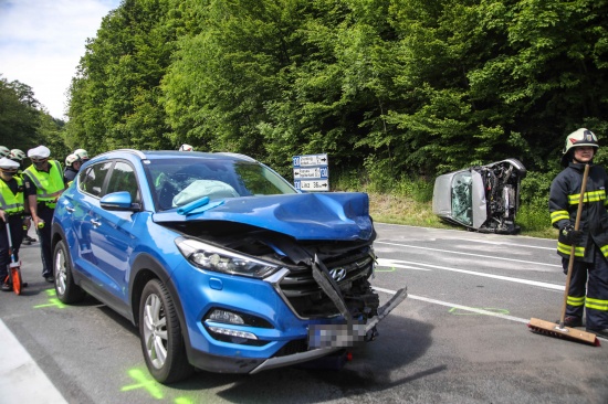 Drei Verletzte bei schwerem Kreuzungsunfall auf Nibelungenstrae in Hartkirchen