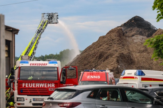 Brand im Auenbereich eines Entsorgungsunternehmens in Enns sorgte fr Einsatz zweier Feuerwehren