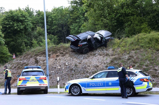 Unfall in Bayern: Bankomatbande lieferte sich Verfolgungsjagd mit der Polizei durch Obersterreich