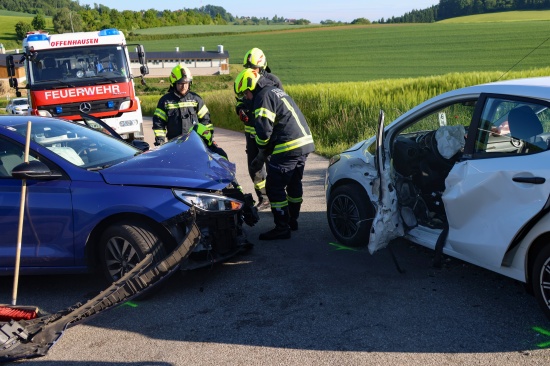 Personenrettung nach schwerem Kreuzungscrash zwischen zwei PKW in Pennewang