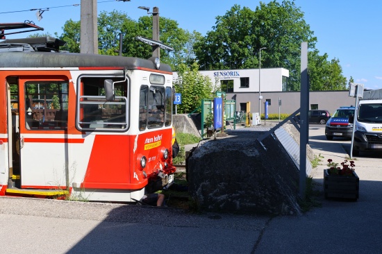 Drei Verletzte: Triebwagen einer Lokalbahn im Bahnhofsbereich in Lambach gegen Prellbock geprallt