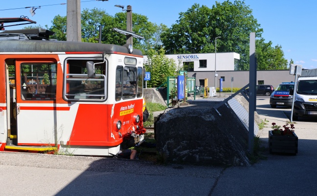Drei Verletzte: Triebwagen einer Lokalbahn im Bahnhofsbereich in Lambach gegen Prellbock geprallt