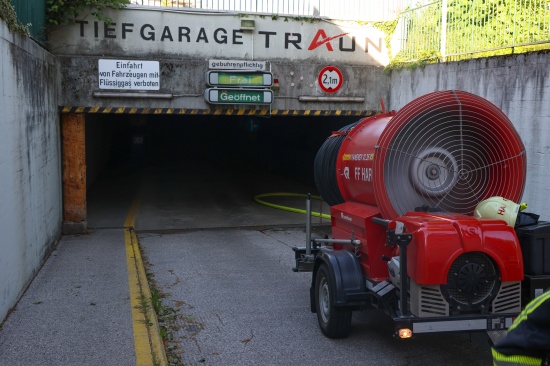 Brand eines PKW in einer Tiefgarage in Traun sorgt fr greren Einsatz dreier Feuerwehren