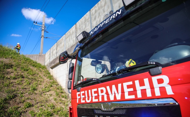 Kleinbrand entlang der Westbahnstrecke bei Marchtrenk vor Eintreffen der Feuerwehr gelscht