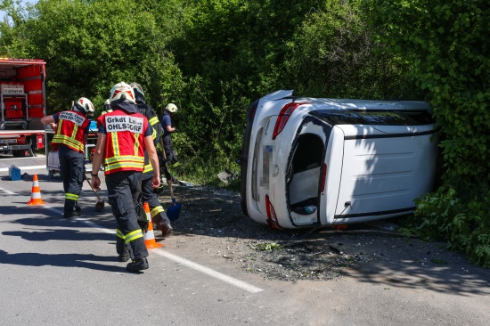 Auto in Seitenlage: PKW-Lenkerin bei Ohlsdorf mit Fahrzeug von Strae abgekommen