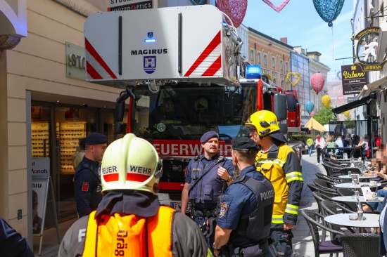 Ganz enge Sache: Feuerwehr bei angebranntem Kochgut in einem Gebude in Wels-innenstadt im Einsatz