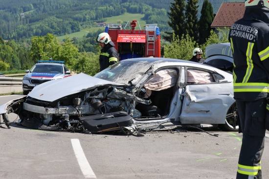 Exklusiver Sportwagen auf Scharnsteiner Strae bei Gschwandt in entgegenkommenden LKW gekracht