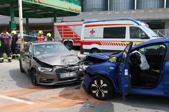 Verkehrsunfall mit drei beteiligten Fahrzeugen bei Tankstellenausfahrt in Pasching