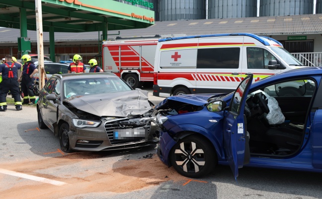 Verkehrsunfall mit drei beteiligten Fahrzeugen bei Tankstellenausfahrt in Pasching
