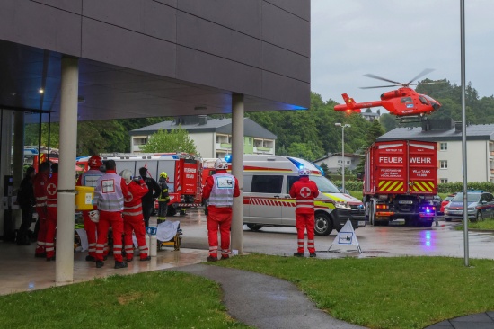 Vier Verletzte bei Zimmerbrand in einem Seniorenheim in Vcklabruck - Groeinsatz der Rettungskrfte