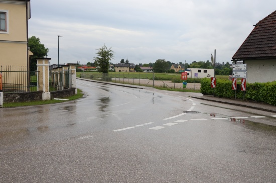 Motorradsturz bei Bremsmanver: Polizei sucht Autolenkerin nach Unfall in Stadl-Paura