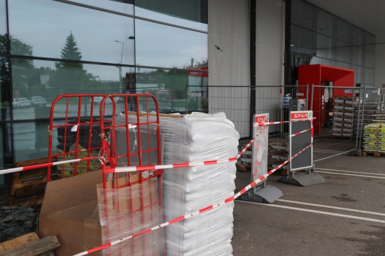 2,1 Promille: Autolenker kracht in Attnang-Puchheim gegen Glasfront eines Lebensmittelgeschfts