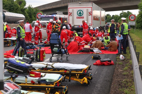 Ein Todesopfer, sieben Verletzte: Kleinbus auf Welser Autobahn in Wels-Oberthan gegen LKW gekracht
