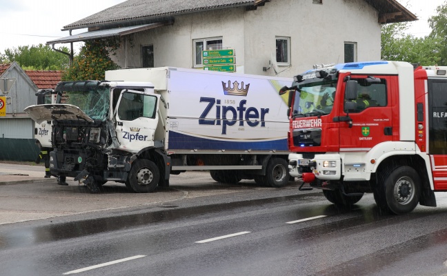 Aufrumarbeiten auf Voralpenstrae: LKW und Biertransporter kollidierten im Ortszentrum von Sattledt