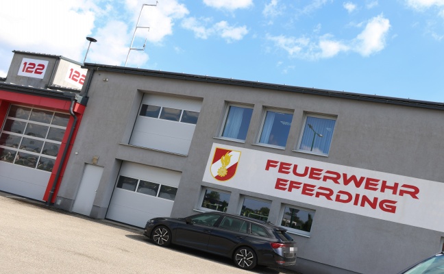 CO2-Flasche: Einsatzkrfte der Feuerwehr zu Explosion nach Eferding alarmiert