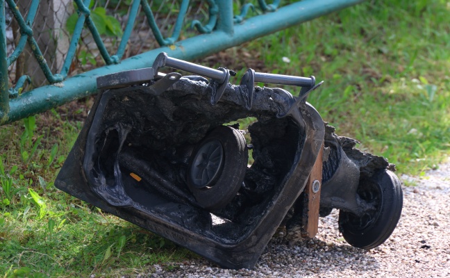 Mlltonnenbrand bei einem Einfamilienwohnhaus in Wels-Neustadt durch heie Kohle