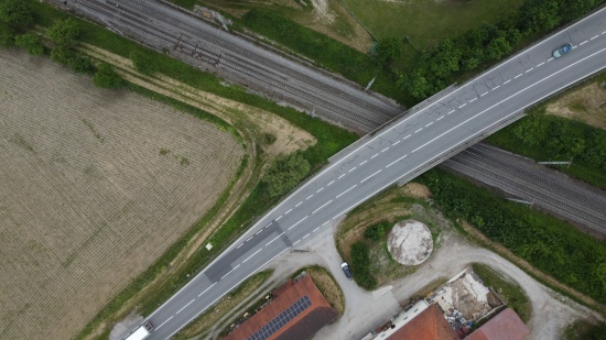 Verkehrsunfall zwischen LKW und Kleinbus auf Innviertler Strae bei Wallern an der Trattnach