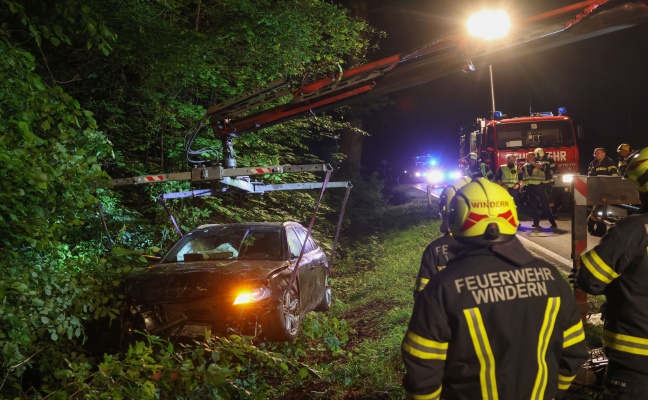 Auto bei Laakirchen von Gmundener Strae abgekommen und in Struchern am Waldrand gelandet