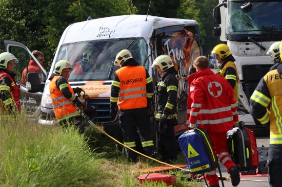 Personenrettung nach schwerem Crash zwischen Kleintransporter und LKW in Wels-Schafwiesen