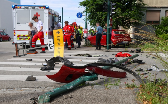 Schwer verletzt: Fugngerin an Ampelkreuzung in Wels-Pernau von ausweichendem Auto erfasst