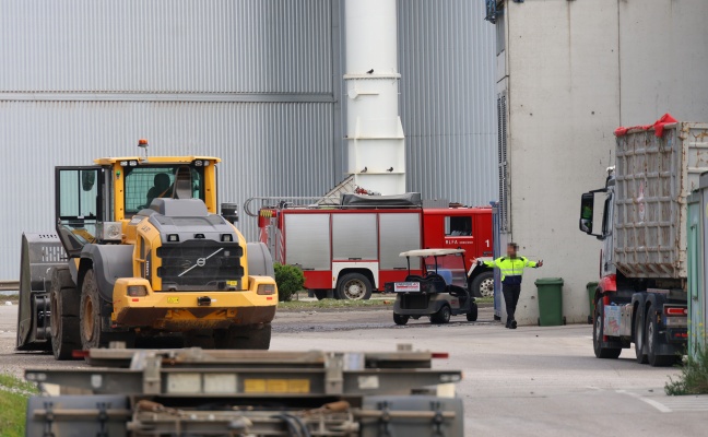 Feuerwehren bei Brand bei einem Abfallentsorgungsunternehmen in Wels-Schafwiesen im Einsatz