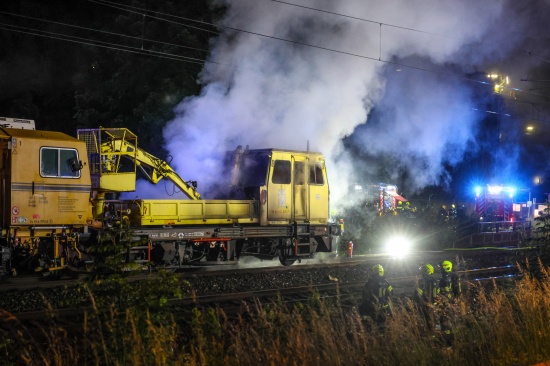 Brand eines Bauzuges: Bahndienstfahrzeug auf Pyhrnbahnstrecke bei Wartberg an der Krems in Flammen