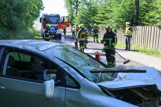 Brett durchbohrte Windschutzscheibe: Auto bei Verkehrsunfall in Gunskirchen gegen Zaun berschlagen