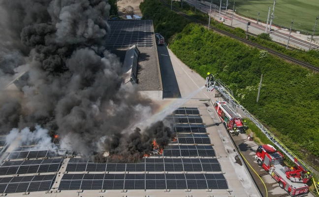 Rauchsule sichtbar: Brand einer Photovoltaikanlage am Dach eines Firmengebudes in Marchtrenk