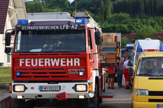 Personenrettung: Verletzter in St. Marienkirchen an der Polsenz hinter Dachrinne eingeklemmt
