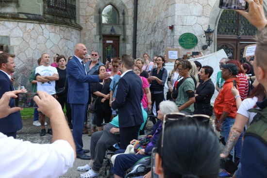 79 Menschen betroffen: Protestaktion gegen Schlieung des Pflege- und Betreuungszentrums in Gmunden