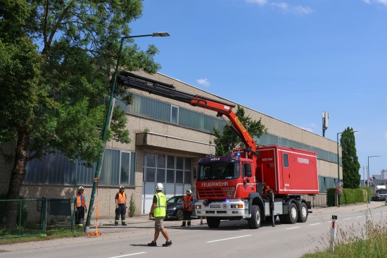 Lichtmast drohte umzustrzen: Feuerwehr bei Sicherungsarbeiten in Wels-Vogelweide im Einsatz