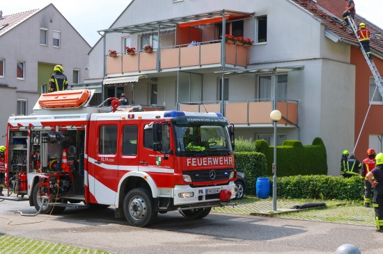 Drei Feuerwehren bei Kchenbrand in einem Mehrparteienhaus in Steinerkirchen an der Traun im Einsatz