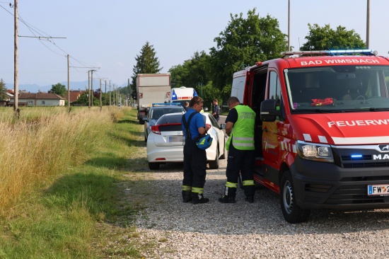 Auto in Bad Wimsbach-Neydharting im Gleisbereich der Lokalbahnstrecke zum Stillstand gekommen