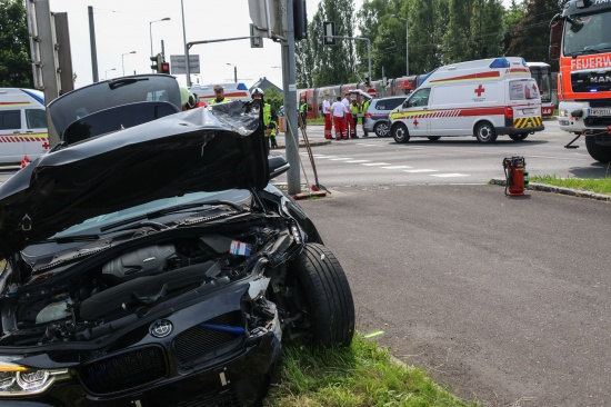 Schwerer Kreuzungscrash auf der Kremstalstrae in Leonding fordert zwei Verletzte