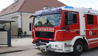 Einsatzkrfte der Feuerwehr bei Brandnachschau in einem Wohnhaus in Wels-Schafwiesen im Einsatz