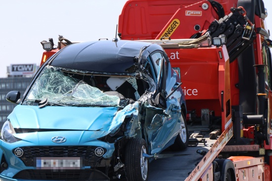 Schwerer Auffahrunfall zwischen PKW und Pritschenwagen auf Wiener Strae bei Marchtrenk