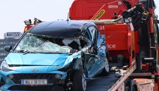 Schwerer Auffahrunfall zwischen PKW und Pritschenwagen auf Wiener Strae bei Marchtrenk